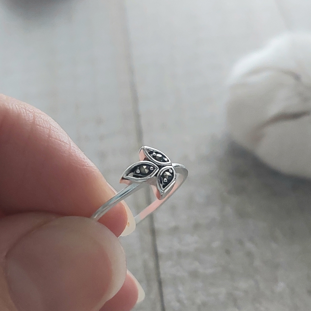 *Donated* Delicate three-leaf ring, size 8